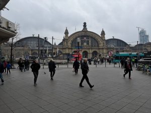 Mehr über den Artikel erfahren Zwischenstopp in Frankfurt