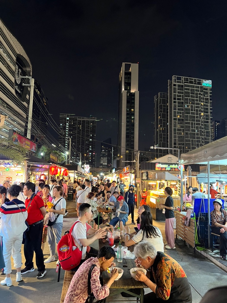 Mehr über den Artikel erfahren Ari & Nightmarket